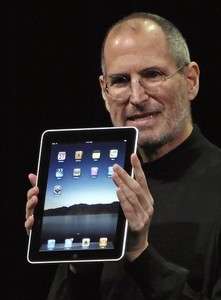 Steve Jobs, iPad'i tanıtırken.