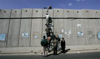 Sınır Duvarını Geçmeye Çalışan Filistinliler