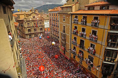 Pamplona şehrinden alışıldık bir San Fermin Festivali görüntüsü
