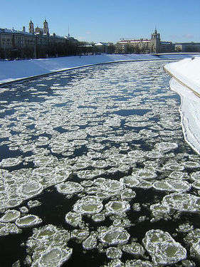 Vilnius'un merkezinden geçen Neris Nehri'nin buz tutmuş hali.