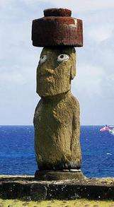 Başındaki Pukao'suyla bir Moai