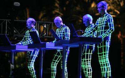 Meşhur sahne şovlarıyla yaşlanmış Kraftwerk
