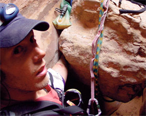 Aron Ralston gezdiği bölgeyi fotoğraflamak için yanına video kamerasını da almıştı.