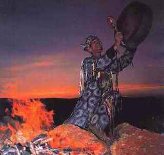 şaman ritüeli sırasında davul kullanma