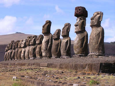 Bir dizi Moai