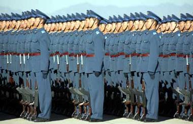 Çin ordusu askerleri cok disiplinli