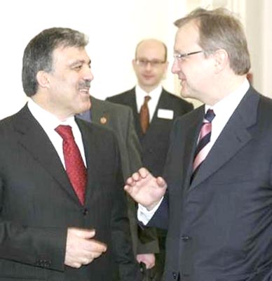 Sağdaki Olli Rehn