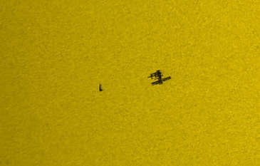 ISS ve Atlantis, güneşin önünden geçerken