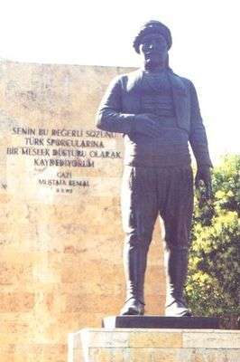 Mehmet Pehlivanın Gördüğünüz Anıt Heykeli Balıkesir'de Bulunmaktadır