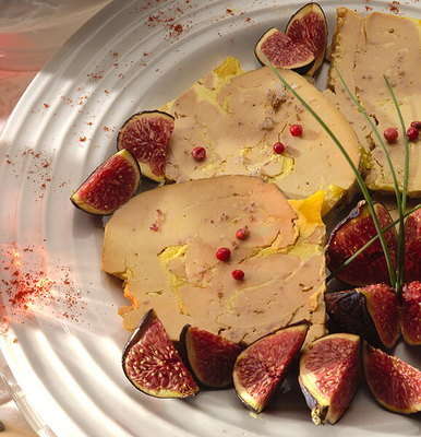 meyvelerle süslenmiş foie gras tabağı
