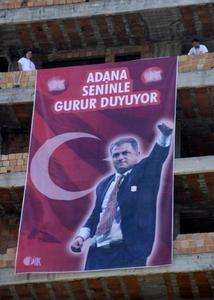 posterde türkiye seninle gurur duyuuyor yazıyor