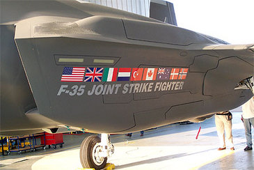 F-35 in üretici firma bayrakları alt gövdede