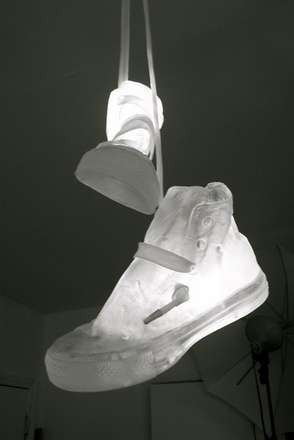 Spor ayakkabıdan lamba