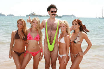 Borat ana yurdu Kazakistan’ı bırakıp Amerika’da Amerikan halkının yaşamına dair bir belgesel çekmek amacıyla yola çıkar.