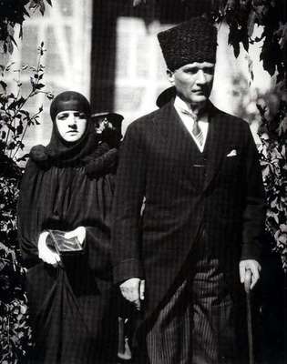 Atatürk, eşiyle birlikte.