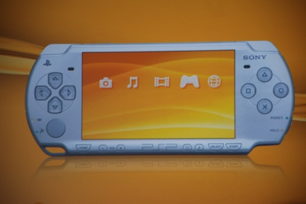 Görüntü yanıltmasın, bu yeni PSP. Sony tasarımı hiç değiştirmemiş.