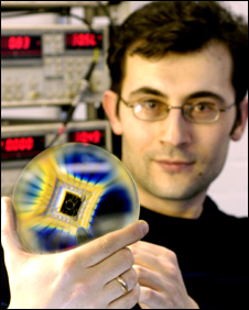 Dr Leonid transistör gömülü bir cihazı gösteriyor