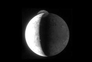 Jüpiter'in uydusu: Büyük bir volkanik patlamanın yarattığı toz bulutu uydunun kuzey kutbunda görülebiliyor. Büyütmek için üzerine tıklayın.