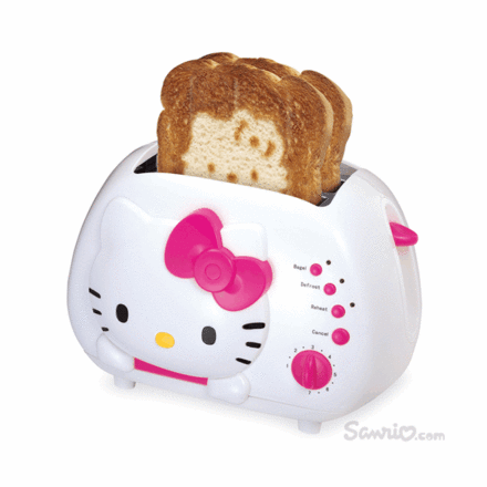 ekmek dilimlerinin  üzerine hello kitty yüzü bırakıyor