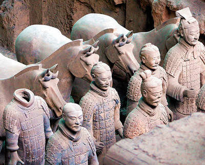  Qin Shi Huangdi'nin mezarını koruyan 7000 savaşçının bir bölümü 1974 yılında bulundu.''Terrakota Savaşçıları'' olarak bilinen bu ordu Dünyanın 8. Harikası olarak düşünülüyor