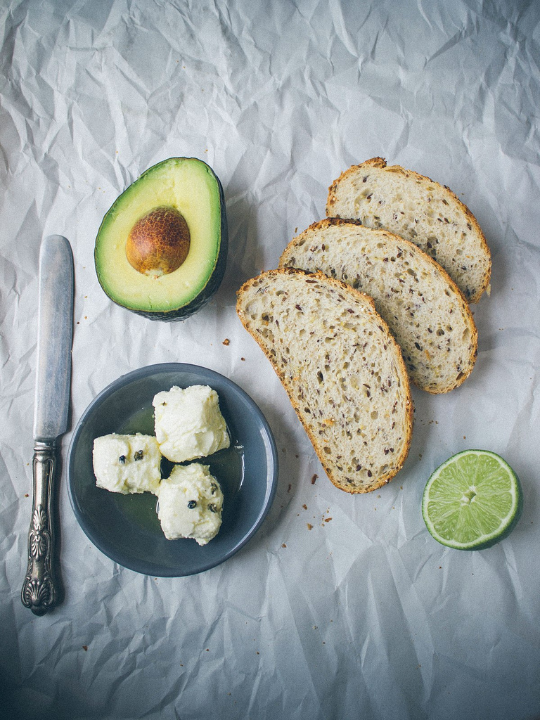 avokado-ve-peynirli-tost